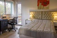 Zimmer mit Queensize-Bett und Balkon