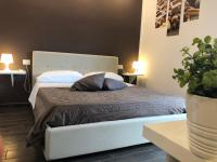 Habitación con cama extragrande y balcón