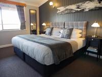 Zimmer mit Kingsize-Bett und Seeblick