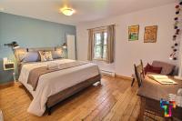 Habitación con cama grande y vistas al jardín