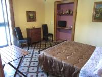 Zimmer mit Kingsize-Bett und Balkon