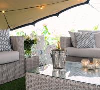 Zimmer mit Kingsize-Bett und Gartenblick. 