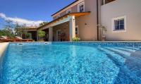 Spacious Villa with Private Pool, BBQ, Fenced Yard, Summer Kitchen, Beautiful Beaches nearby - Chambres d’hôtes Kavran