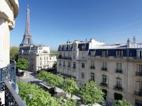 Outstanding 2 bedrooms with a terrific Eiffel Tower view - Bed and Breakfast Parijs
