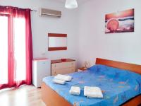 Zimmer mit Kingsize-Bett und Balkon