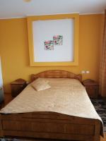 Habitación con cama extragrande y vistas al jardín