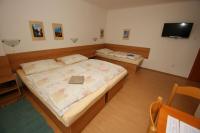 Dreibettzimmer mit Dusche