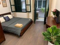 Zimmer mit Kingsize-Bett und Balkon