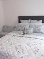 Flat 1 - Entire Modern Studio with en-suite and free Parking close to QMC, City centre & Notts Uni - Chambres d'hôtes Nottingham