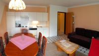 Appartamento con 2 Camere da Letto, Balcone e Vista Lago