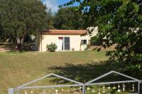 Zimmer mit Kingsize-Bett und Gartenblick. 