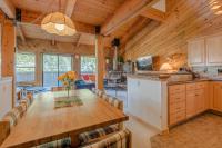 B&B Ketchum - Smokey Plaza Condo 1 - Just Blocks from Bald Mountain & Hot Tub Onsite - Bed and Breakfast Ketchum