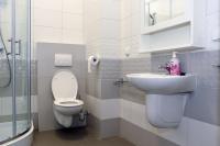 Vierbettzimmer mit Dusche