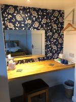 Kleines Zweibettzimmer mit eigenem Bad