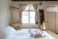 Deze driepersoonskamer heeft een gedeelde badkamer.