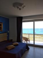 Doppelzimmer mit Balkon und Meerblick