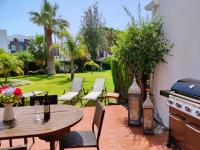 Spacious Beachfront Town House in Estepona with Fully Equipped Kitchen, Pools, Garden, Sea View - Chambres d'hôtes Estepona