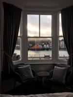 Superior Zimmer mit Kingsize-Bett und Blick auf den Hafen

