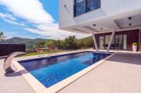 New and stylish Villa Bruna with 32sqm heated pool, sauna, billiard and media room - Ferienwohnung
