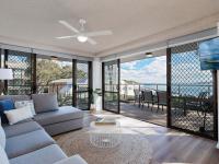 The Poplars, 1,36 Magnus St - Delightful unit with panoramic water views, pool, Linen, Aircon & Wifi - B&B Nelson Bay