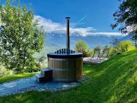 B&B Grône - Eco Lodge with Jacuzzi and View in the Swiss Alps - Bed and Breakfast Grône