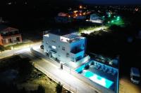 Studio mit Poolblick
