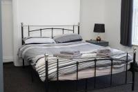 B&B Hull - Hullidays - University Side Lg 4 bed House - Bed and Breakfast Hull