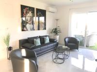 Hedonist-Luxury 2 bedroom apartment with private HOT TUB, garden and free parking - Chambres d'hôtes Trogir