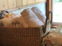 Zimmer mit Kingsize-Bett und Gartenblick. 