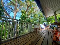 Sweet Mini Dortoir sur notre terrasse couverte pour vos transits entre deux vols by Kohutahia Lodge, 7 min by car to airport and town - B&B Faaa