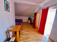 Dreibettzimmer mit Poolblick