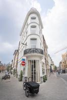 SHWAY - The Red With Pearls - B&B Antwerp