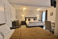 Habitación con cama extragrande.