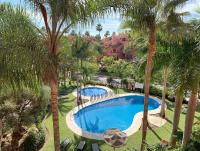 Salinas. Apartment for 4. Terrace/Parking/Pools/Gym/4mins beach - Chambres d’hôtes Estepona