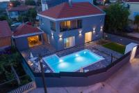 Villa Danica with pool - B&B