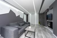Suite con bañera de hidromasaje y cama grande