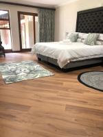 Habitación con cama extragrande y vistas al jardín 