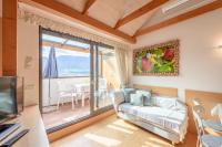 Apartment with Mountain View