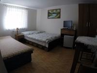 Habitación Triple Básica con baño compartido