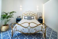 Zimmer mit Kingsize-Bett und Balkon