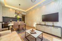 Apartment with Pool View