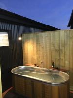 Skylight House with Stunning Outdoor Bath - Ferienwohnung
