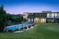 Apartment with Pool View