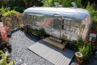 B&B Staveley - Dixie Airstream - Retro 1970s American Airstream close to Windermere - Bed and Breakfast Staveley