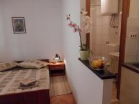 Estudio con cama extragrande y sofá cama