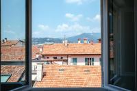 Bright Home - The House Of Travelers - Bed and Breakfast
