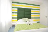 Zimmer mit Kingsize-Bett und Balkon