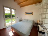 Zimmer mit Queensize-Bett und Gartenblick