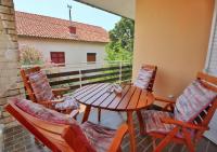 Family apartment with shared garden, 4min to beach - B&B Vodice
