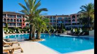 Appartement de standing face à la baie de St-Tropez, vue mer, jardin et piscine. - B&B La Garonnette-Plage